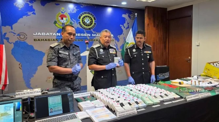 মালয়েশিয়ায় পাসপোর্ট জালিয়াতি চক্রের মূলহোতাসহ ২ বাংলাদেশি গ্রেপ্তার